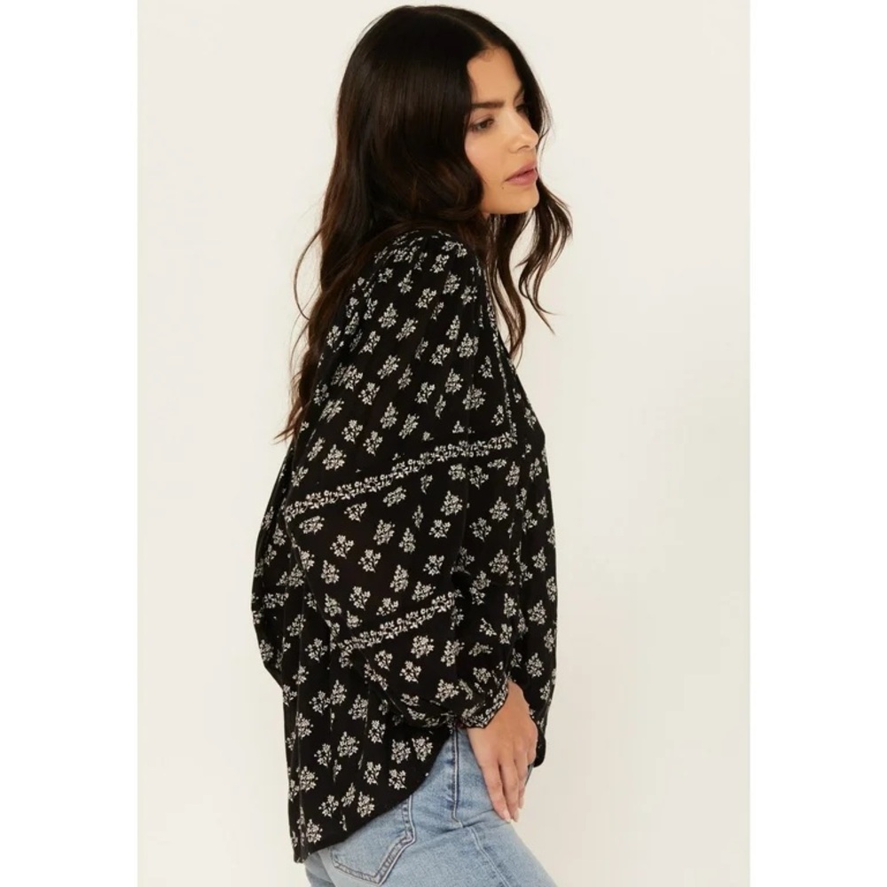 AQUA FH black ecru Size small floral boho blouse